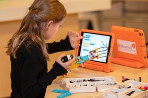 Techlab kind werkt met robotica
